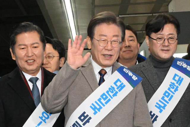 이재명 더불어민주당 대표가 8일 서울 용산구 용산역에서 설 귀성인사를 한 후 귀성 메시지를 전달하고 있다 사진연합뉴스