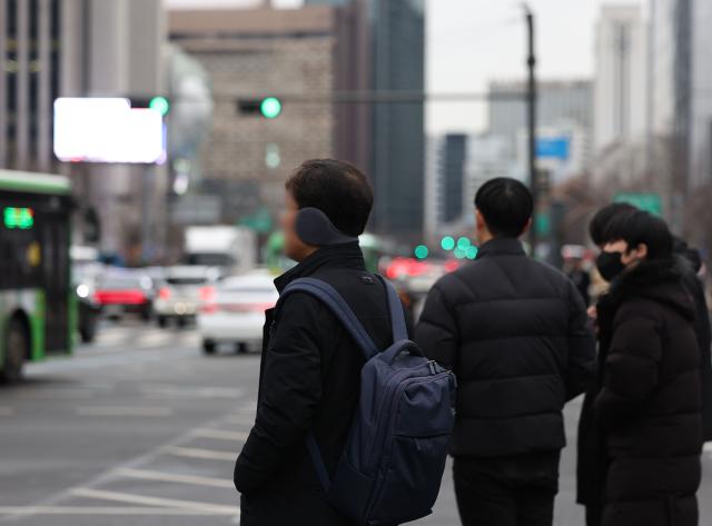 서울 광화문사거리에서 시민들이 길을 건너기 위해 기다리고 있다 사진연합뉴스