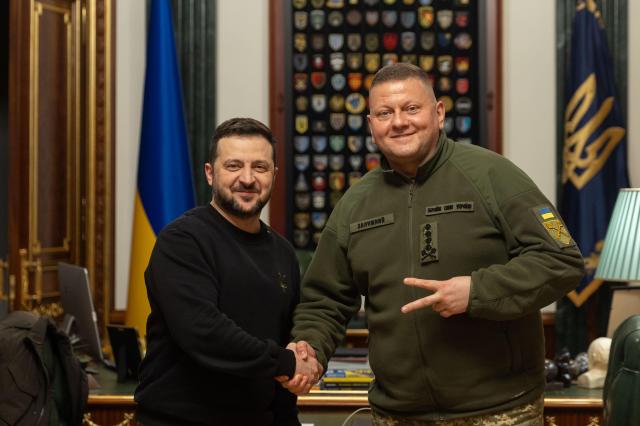 볼로디미르 젤렌스키 우크라이나 대통령과 발레리 잘루즈니 군 총사령관 사진연합뉴스
