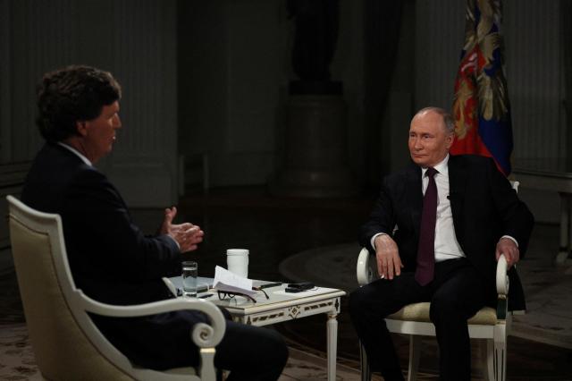 지난 2월 6일현지시간 러시아 모스크바 크렘린궁에서 블라디미르 푸틴 러시아 대통령왼쪽과 터커 칼슨이 인터뷰하는 모습 사진로이터 연합뉴스