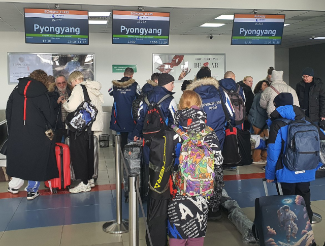 9일현지시간 러시아 극동 연해주 블라디보스토크 국제공항 국제선 수속 카운터 앞에 러시아 단체관광객들이 차례를 기다리며 줄을 서 있다 사진연합뉴스