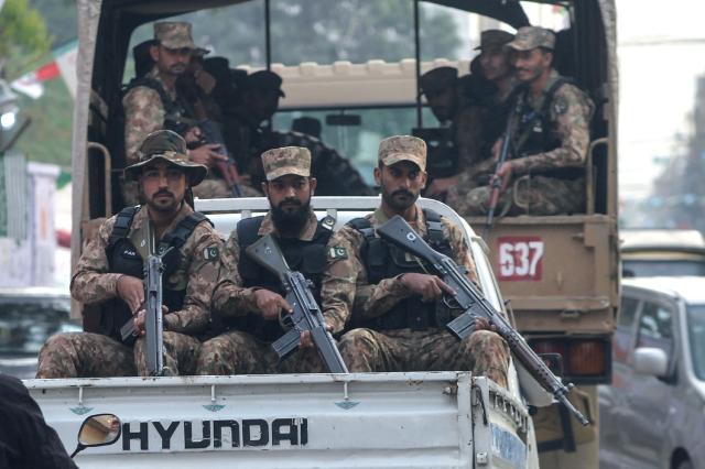8일현지시간 오전 8시 파키스탄 총선 투표가 시작된 가운데 옛 수도 카라치 가리에서 무장 군인들을 태운 트럭이 순찰하고 있다 파키스탄에서는 경제난과 정치 불안이 계속되는 가운데 테러까지 기승을 부리고 있다 사진연합뉴스