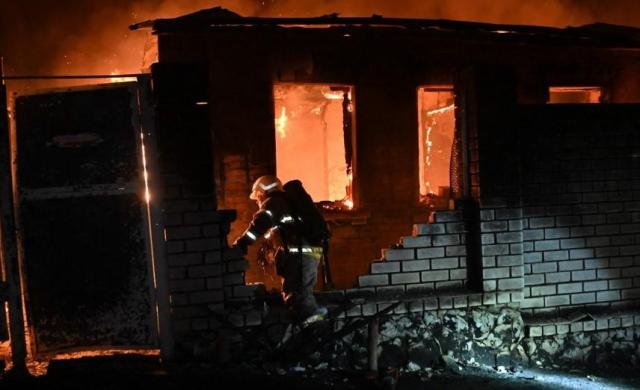 10일현지시간 러시아의 드론 공습으로 화재가 발생한 우크라이나 하르키우의 주택에서 소방관들이 진화 작업에 나서고 있다 사진연합뉴스