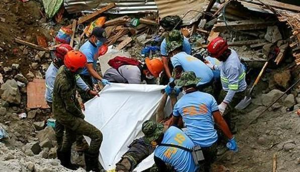 필리핀 구조대원들이 산사태 피해 현장에서 시신을 수습하고 있다 사진연합뉴스
