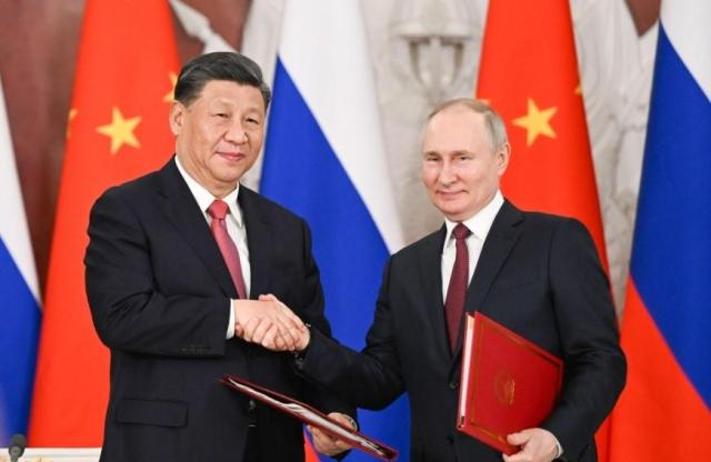 시진핑 주석과 푸틴 대통령이 지난해 3월 모스크바에서 공동성명 서명 후 악수하고 있다 사진연합뉴스