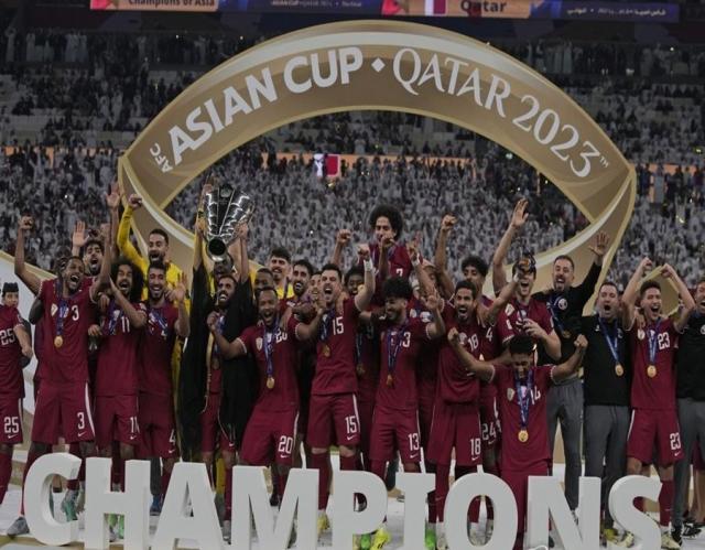 카타르 선수들이 아시안컵 우승을 자축하고 있다 사진AP·연합뉴스