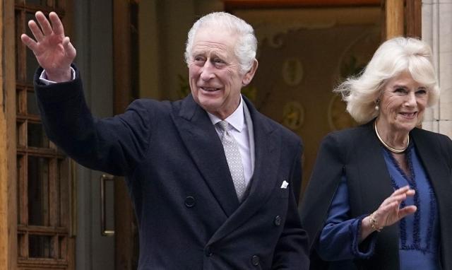 찰스 3세 영국 국왕왼쪽이 지난달 29일 런던 시내 병원을 나서면서 커밀라 왕비와 함께 손을 흔들고 있다 사진연합뉴스 
