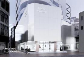Online apparel shopping mall operator to make foray into offline department stores and shopping complexes