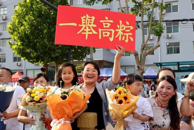 중국 대입 수험생을 기다리는 가족의 모습 사진연합뉴스 