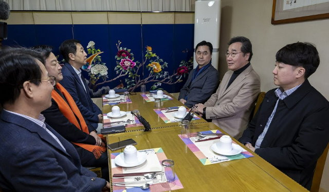 개혁신당 이낙연 공동대표가 11일 오후 서울 종로구의 한 식당에서 열린 1차 개혁신당 임시 지도부 회의에서 발언하고 있다  사진연합뉴스