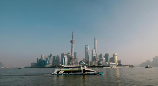 중국 경제 중심지로 꼽히는 상하이 루자쭈이 금융지구를 황푸강에서 바라본 모습 EPA