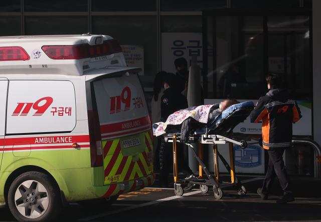 정부의 의대 정원 확대 정책에 반대하는 의사들이 설 연휴 이후 집단행동을 준비하는 가운데 12일 서울의 한 대학 병원 응급실에 한 환자가 이동하고 있다 사진연합뉴스