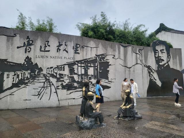중국 저장성 샤오싱의 루쉰 옛집 입구에는 담배를 태우는 루쉰의 흉상이 새겨진 대형 화강암 벽이 세워져 있다 사진배인선 기자