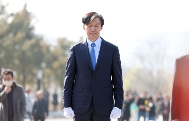 조국 전 법무부 장관이 설 연휴 마지막 날인 12일 오후 경남 김해시 진영읍 봉하마을 고故 노무현 전 대통령 묘역을 참배하고 있다 사진연합뉴스