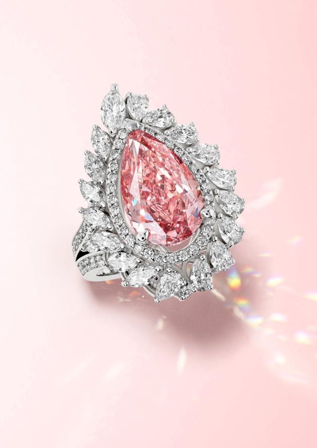 이랜드 로이드가 767 빅캐럿 핑크 랩그로운 다이아몬드를 활용한 튜더로즈가든 컬렉션 반지 사진이랜드
