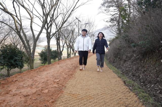 해남군 보건소 뒷편 우슬저수지에서부터 시작해 우슬체육공원내 우슬체육관까지  약 1㎞ 길이의 황토길을 조성했다사진해남군