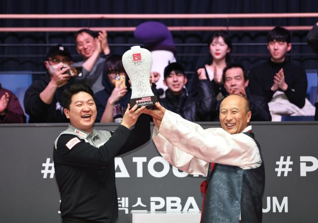 웰컴저축은행 웰뱅 PBA-LPBA 챔피언십 PBA 결승에서 우승한 조건휘왼쪽와 김대웅 웰컴저축은행 대표가 우승컵을 들고 있다 사진PBA