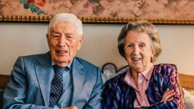 지난 5일 판 아흐트 전 네덜란드 총리가 아내 외제니 여사와 향년 93세로 세상을 떠났다 두 사람은 안락사를 선택한 걸로 전해졌다 사진마르크 뤼터 네덜란드 총리 페이스북