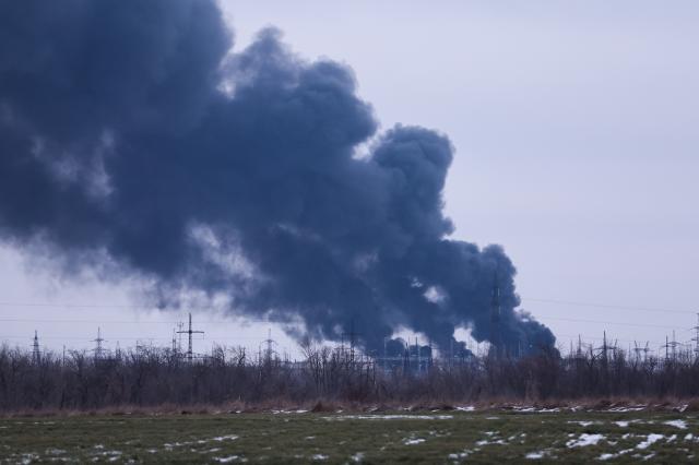 1월 22일현지시간 오전 러시아 점령지인 도네츠크시市 외곽에서 시커먼 연기가 피어오르고 있다사진연합뉴스