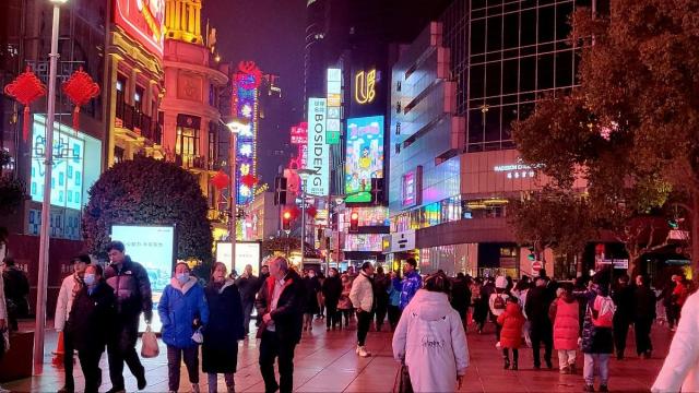 중국 상하이 최대 번화가 난징루 야경 현란한 네온사인 간판으로 채워진 거리에 인파가 가득하다 사진배인선 기자