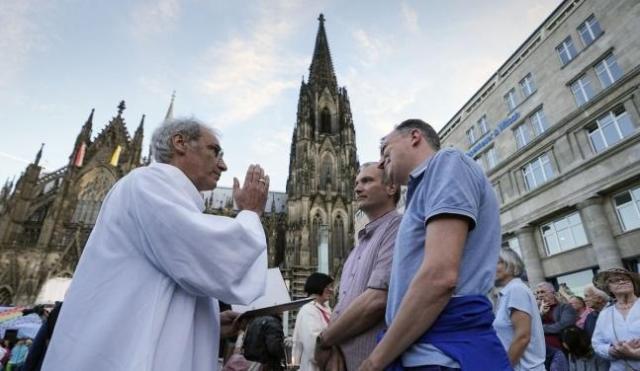 2023년 9월 독일 쾰른 대성당 앞에서 축복받는 동성 커플 사진AP 연합뉴스 