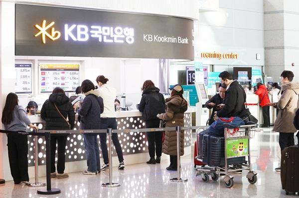 KB国民银行仁川机场店庆祝开业 举行外币兑换送礼活动