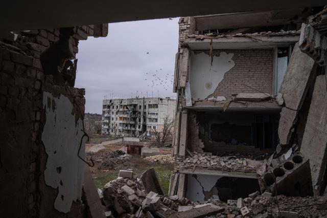 10월 11일현지시간 우크라이나 자포리자의 한 건물이 러시아 미사일 공격을 받은 모습 사진로이터 연합뉴스 