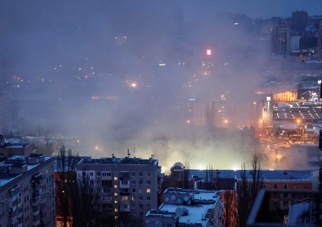 지난달 23일현지시간 우크라이나 수도 키이우가 러시아군의 공습을 당한 뒤 화염과 연기에 휩싸인 모습 사진연합뉴스