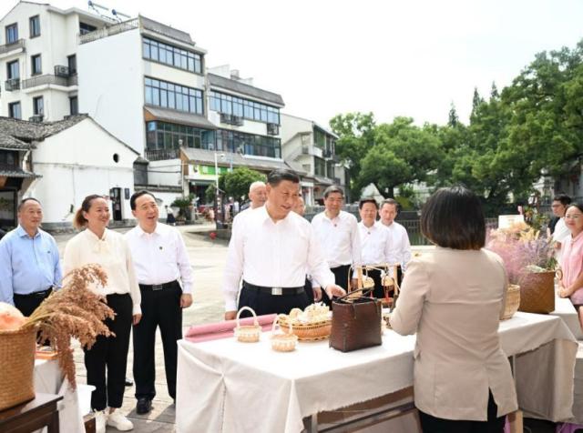 시진핑 주석은 지난해 9월 20일 오전 저장浙江성 진화金華시 이우義烏시 허우자이後宅거리 리주李祖촌을 시찰했다 사진신화통신
