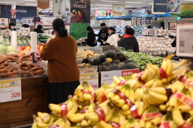 Khu vực bán hoa quả tươi tại một siêu thị lớn ở Seoul ẢnhYonhap News
