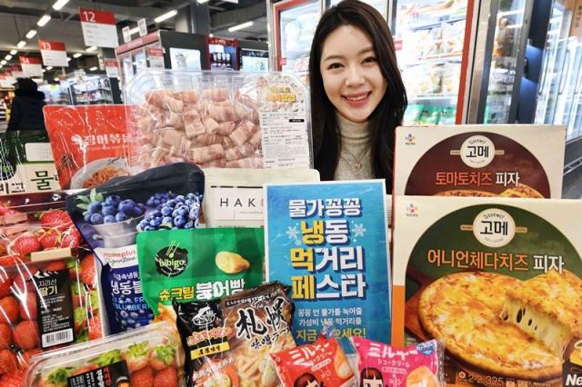 모델이 14일 서울 등촌동 ‘홈플러스 메가푸드마켓’ 강서점에서 ‘냉동 먹거리 페스타’ 행사를 소개하고 있다 사진홈플러스