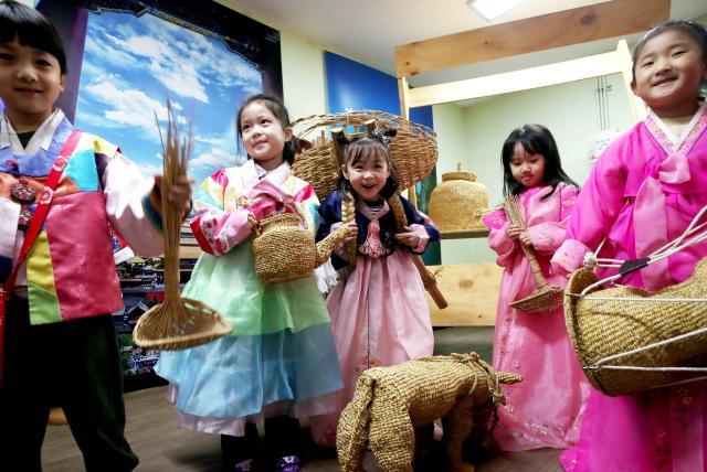 19일 광주 북구 양산동 다문화가족지원센터에서 북구청이 마련한 다문화 전통문화 체험에 참가한 한빛유치원 아이들이 한복을 입고 다양한 짚풀공예품을 체험하고 있다 사진연합뉴스