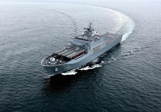 해군의 천왕봉급 상륙함LST-II의 4번함인 노적봉함이 항해하는 모습사진해군