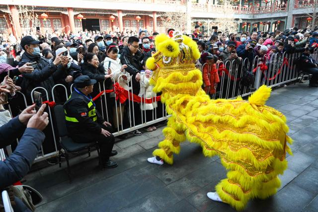 지난 13일 베이징 한 사원에서 춘제 기념 공연을 하고 있다 사진 AFP 