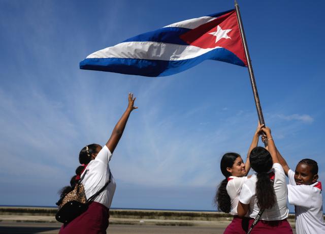 쿠바 여학생들이 8일(현지시간) 피델 카스트로 전 쿠바 대통령이 이끄는 혁명군이 1959년 1월 8일 아바나에 입성한 날을 기념하며 국기를 흔들고 있다. [사진=연합뉴스]