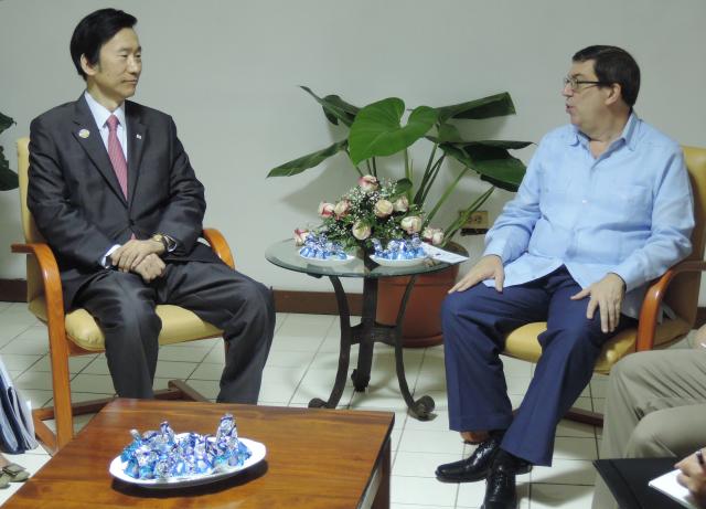 Ngày 562016 theo giờ địa phương Bộ trưởng Bộ Ngoại giao Hàn Quốc Yoon Byung-se và Bộ trưởng Ngoại giao Cuba Bruno Rodriguez đã tổ chức cuộc gặp cấp bộ trưởng ngoại giao chính thức đầu tiên giữa hai nước tại Cung Hội nghị Thủ đô La Habana ẢnhYonhap News