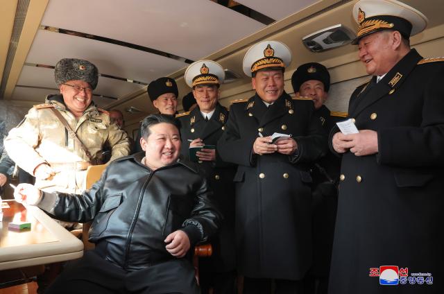 김정은 북한 국무위원장은 지난 14일 오전 해군에 장비하게 되는 신형 지상대해상 미사일  바다수리-6형 검수 사격 시험을 지도했다고 조선중앙통신이 15일 보도했다사진연합뉴스