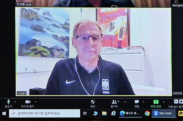 위르겐 클린스만 축구대표팀 감독이 15일 오전 서울 종로구 대한축구협회에서 2023 AFC 카타르 아시안컵 성과를 평가하기 위해 열린 2024년도 제1차 국가대표전력강화위원회에 화상으로 참여하고 있다 사진연합뉴스