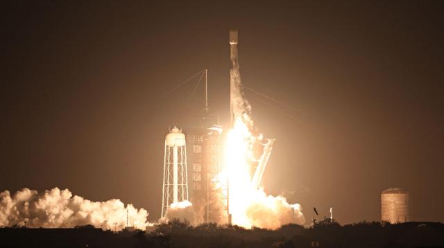 사진

5일현지시간 미국 플로리다주 케이프 커내버럴 케네디 우주 센터에서 스페이스X의 팰컨9로켓이 미국 민간 우주업체 인튜이티브 머신스의 달 착륙선 노바-C를 싣고 이륙하고 있다 afp