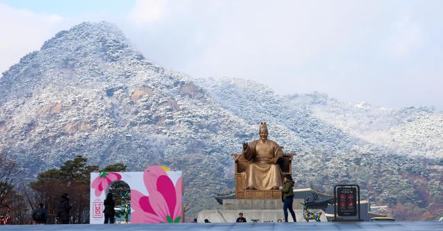 서울 광화문광장 뒤로 인왕산이 눈에 덮여 있다 사진연합뉴스