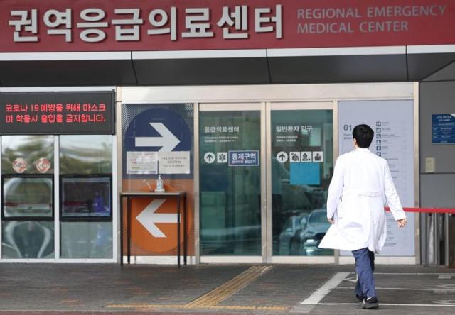 지난 13일 오후 서울 한 대학병원에서 한 의료인이 이동하고 있다  사진연합뉴스DB
