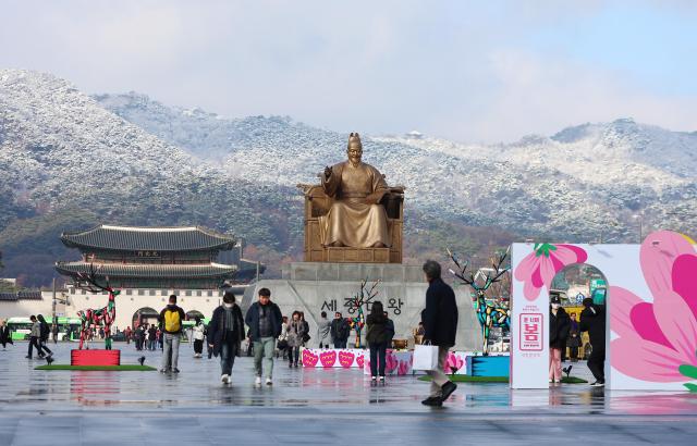 15일 오후 눈이 그친 서울 광화문광장 뒤로 인왕산이 눈에 덮여 있다 사진연합뉴스 