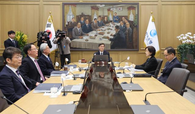 이창용 한국은행 총재가운데가 11일 서울 중구 한국은행에서 열린 금융통화위원회를 주재하고 있다 20240111사진사진공동취재단