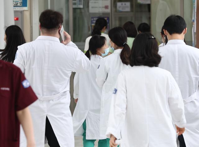 빅5 병원의 전공의들이 집단으로 사직서를 제출하기로 한 가운데 19일 서울의 한 대학 병원에서 의료진이 걸아가고 있다 사진연합뉴스