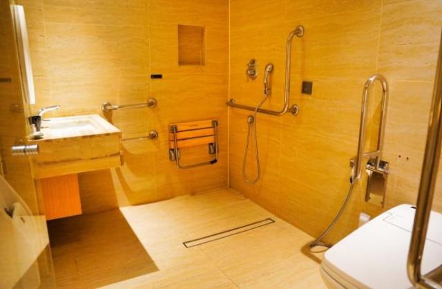 전북 호텔원 이노시티 장애인 전용 객실 장애인 전용 객실 화장실에는 손잡이가 달린 변기와 샤워 시설이 갖춰져 있다 사진한국관광공사