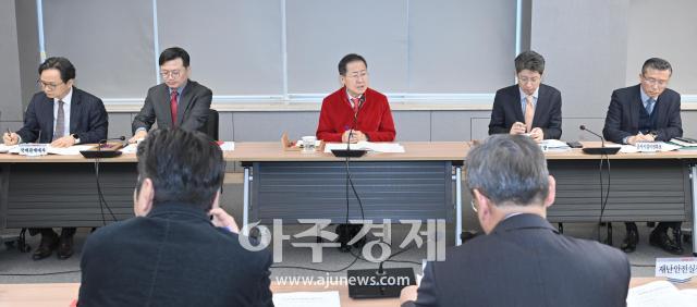 홍준표 대구시장은 TK신공항 SPC 구성이며 모든 부서에서 힘을 한데 모아 상반기 내 SPC 구성이 완료하라고 했다 
 사진대구시