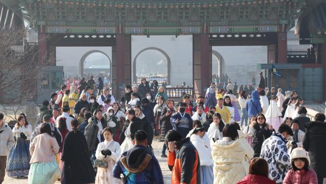 韩国春节假期最后一天（12日）参观景福宫的游客。【图片来源 韩联社】