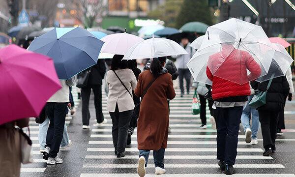 
아침 기온이 영하권으로 떨어진 16일 오전 서울 종로구 광화문네거리에서 시민들이 발걸음을 재촉하고 있다 사진연합뉴스
