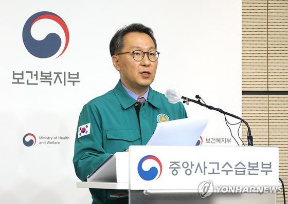 박민수 보건복지부 2차관이 19일 오전 정부세종청사에서 열린 의사 집단행동 중앙사고수습본부 브리핑에서 입장을 발표하고 있다 사진연합뉴스