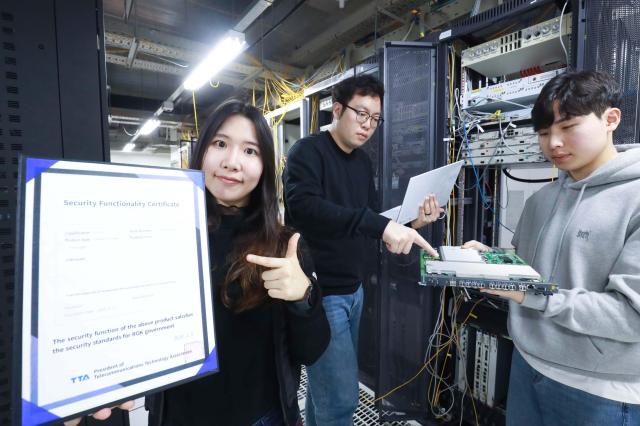 LG유플러스 직원이 한국정보통신기술협회 보안기능확인서를 소개하는 모습 사진LG유플러스

 